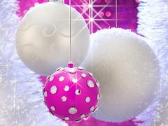 Twee witte kerstballen en een roze
