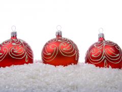 Drie rode kerstballen