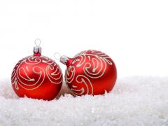 Twee rode kerstballen