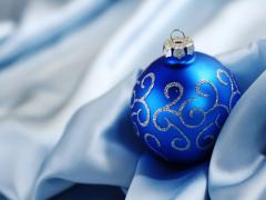 Blauwe kerstbal met zijde