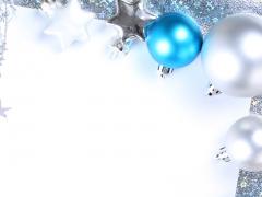 Zilverkleurige en blauwe kerstballen