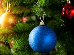 Blauwe kerstbal in de boom