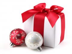 Kerstcadeau met twee kerstballen