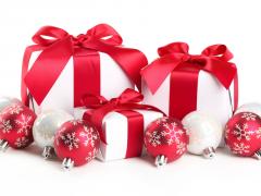 Drie kerstcadeaus met kerstballen