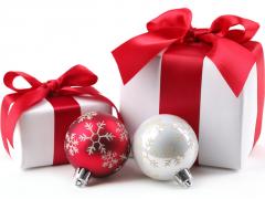 Twee kerstcadeaus met kerstballen