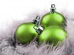 Groene kerstballen in dons